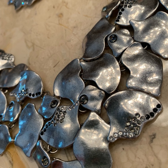 PRICE✂️Jessica Simpson Multi-Hammered Metal Bib Nk/Matching Pierced Earrings - Picture 4 of 7